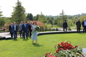 В день признания независимости Абхазии мэр Сухума почтил память Владислава Ардзинба и Сергея Багапш