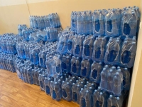 Депутаты СГС передали сухумской инфекционной больнице три тысячи литров бутилированной воды