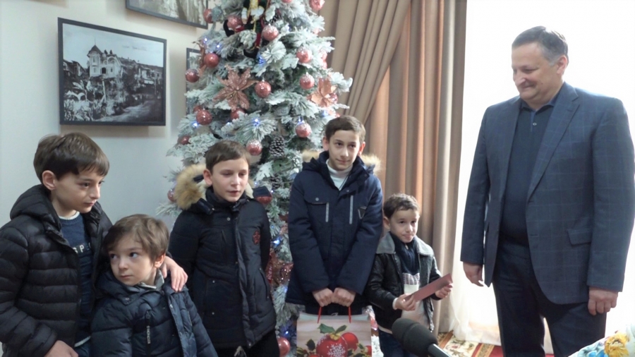 Беслан Эшба вручил детям-сиротам новогодние подарки (+видео)