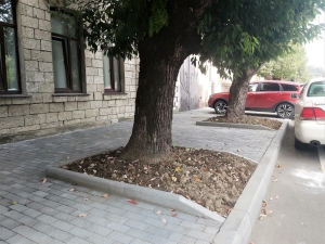 По городу Сухум продолжаются работы по укладке новой тротуарной плитки