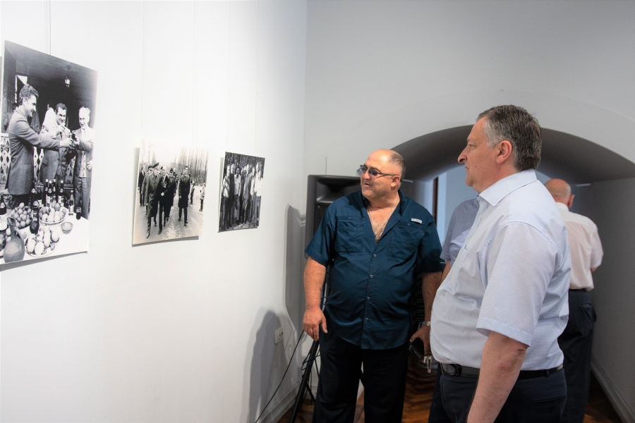 Беслан Эшба посетил выставку, посвященную 90-летию со дня рождения видного государственного деятеля Бориса Адлейба