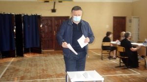 Мэр Сухума проголосовал на выборах депутатов Госдумы (фото)