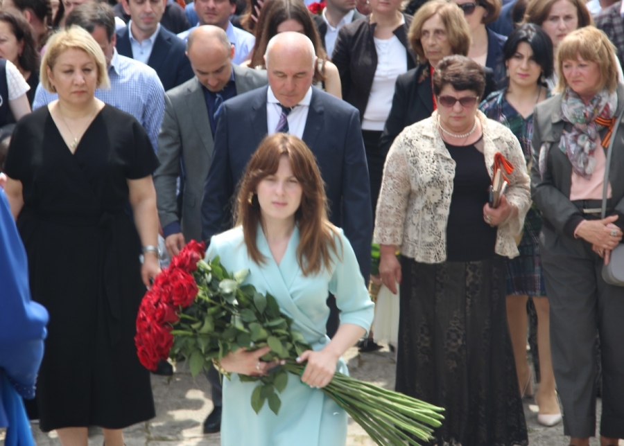 Адгур Харазия возложил цветы к памятнику Неизвестному солдату