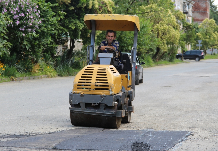Коммунальные службы проводят ямочный ремонт дороги