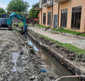 На улице Абазинская идет подготовка к укладке ливневых канализаций