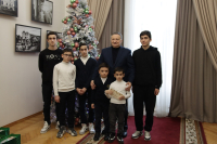 Беслан Эшба встретился с детьми-сиротами