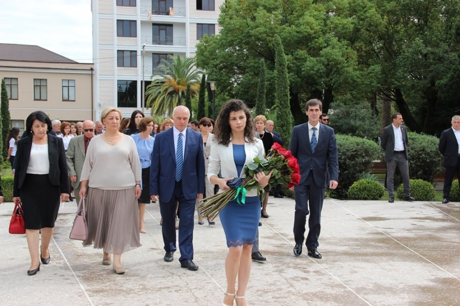 Глава администрации Сухума Адгур Харазия возложил цветы к Мемориалу погибшим в Отечественной войне народа Абхазии