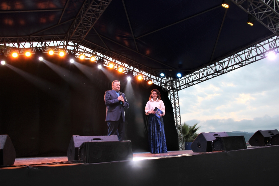 Беслан Эшба поздравил с днем защиты детей перед началом фестиваля молодых исполнителей