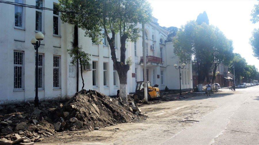 В Сухуме проводятся ремонтные работы по замене тротуарной плитки