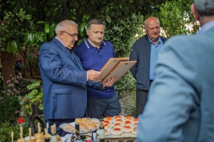 Мэр Сухума посетил цветочную выставку в доме Константина Тужба