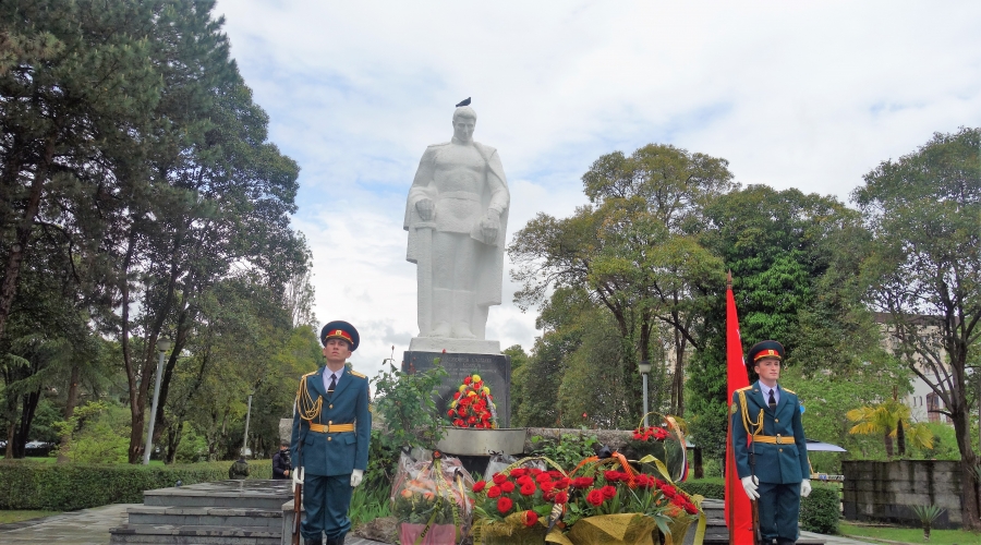 И. о. главы Администрации Сухума принял участие в возложении цветов к памятнику Неизвестному солдату
