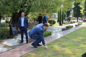 Руководство Сухума возложило цветы в парке Славы в честь Дня признания независимости Абхазии