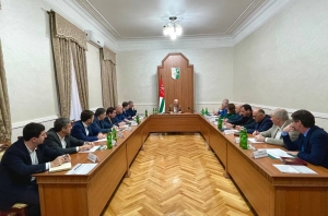 Президент Абхазии провел совещание с главами городов и районов