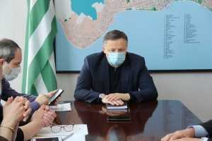 Беслан Эшба провел совещание с главврачами сухумских медучреждений
