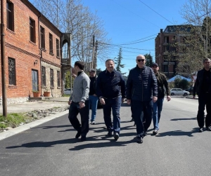 Президент Абхазии осмотрел ход ремонтных работ по улице Гулиа в Сухуме