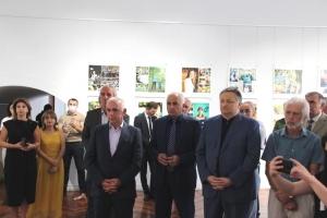 Беслан Эшба посетил фотовыставку, посвященную 30-летию Приднестровской Молдавской Республики
