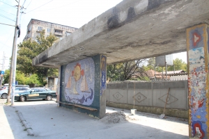 Реставрируется настенная мозаика остановки по проспекту Аиааира