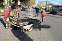 Коммунальные службы столицы проводят ямочный ремонт дорог.