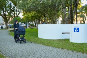 Скамьи для кормления и ухода за ребенком были установлены в сухумских парках при поддержке ЮНИСЕФ