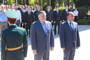Руководство столицы возложило цветы в Парке Славы к Дню международного признания независимости Абхазии