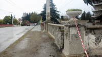В Сухуме восстанавливают ограждение Красного моста