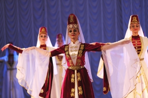 Беслан Эшба посетил концерт ансамбля песни и танца «Ерцаху»