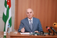 Президент Абхазии поздравил мэра Сухума с Днем города