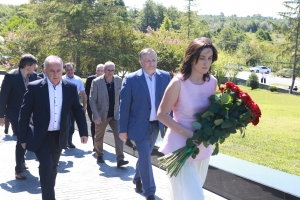 Мэр Сухума почтил память первого и второго президентов Абхазии