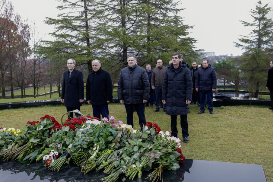 Руководство Администрации Сухума почтило память президентов Абхазии Владислава Ардзинба и Сергея Багапш